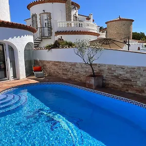 https://villa-empuriabrava.topcostabravahotels.com